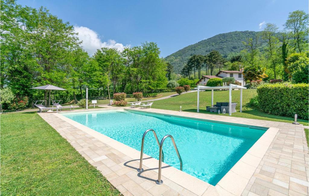 una piscina en el patio de una casa en Le Silerchie, en Camaiore