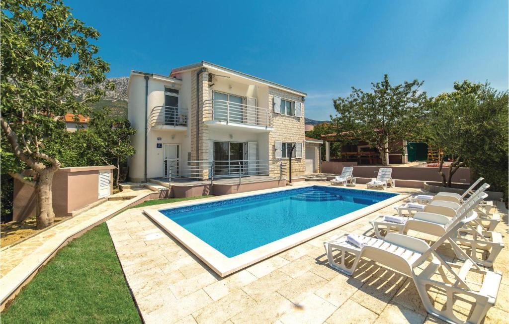 Four-Bedroom Holiday Home In Kastel Gomilica