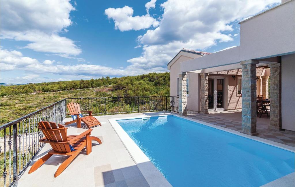 Bazén v ubytovaní Three-Bedroom Holiday Home In Novigrad alebo v jeho blízkosti