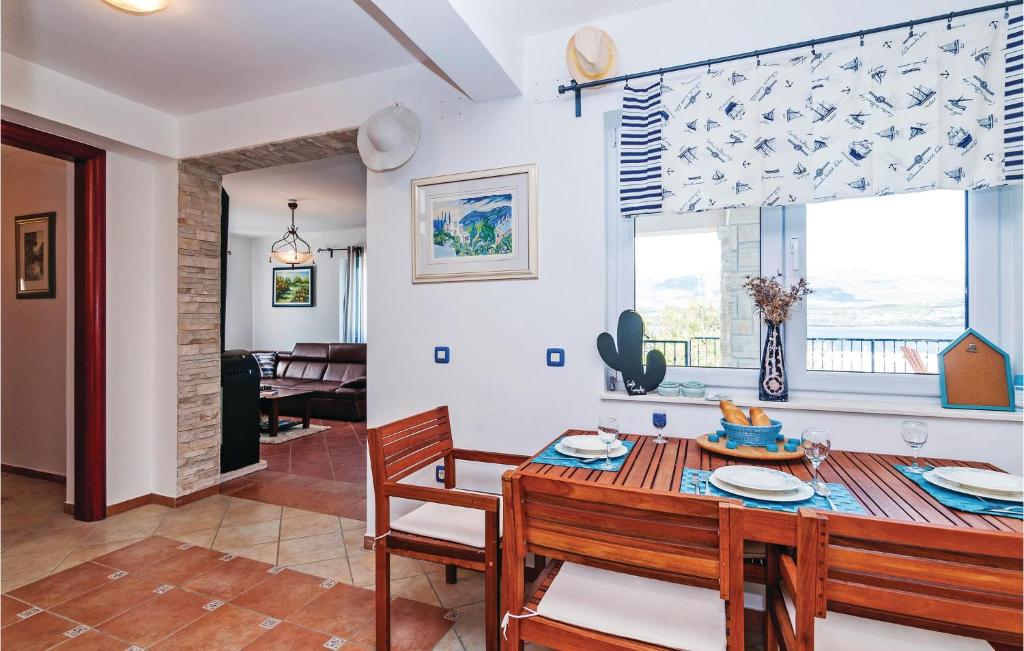 Fotografia z galérie ubytovania Three-Bedroom Holiday Home In Novigrad v destinácii Novigrad, Dalmatia