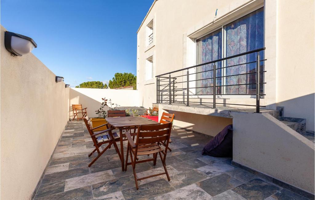 un patio con tavolo e sedie su un balcone di Beautiful Apartment In Eyragues a Eyragues