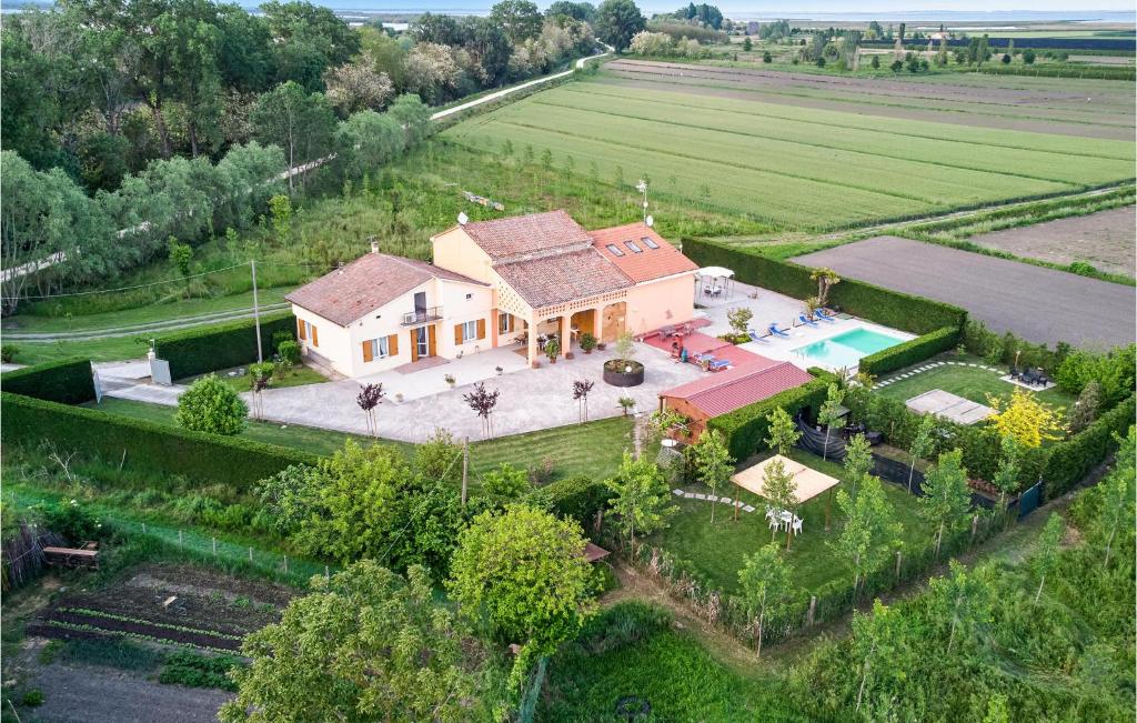 widok z lotu ptaka na dom z basenem w obiekcie Casa Marina w mieście Santa Margherita