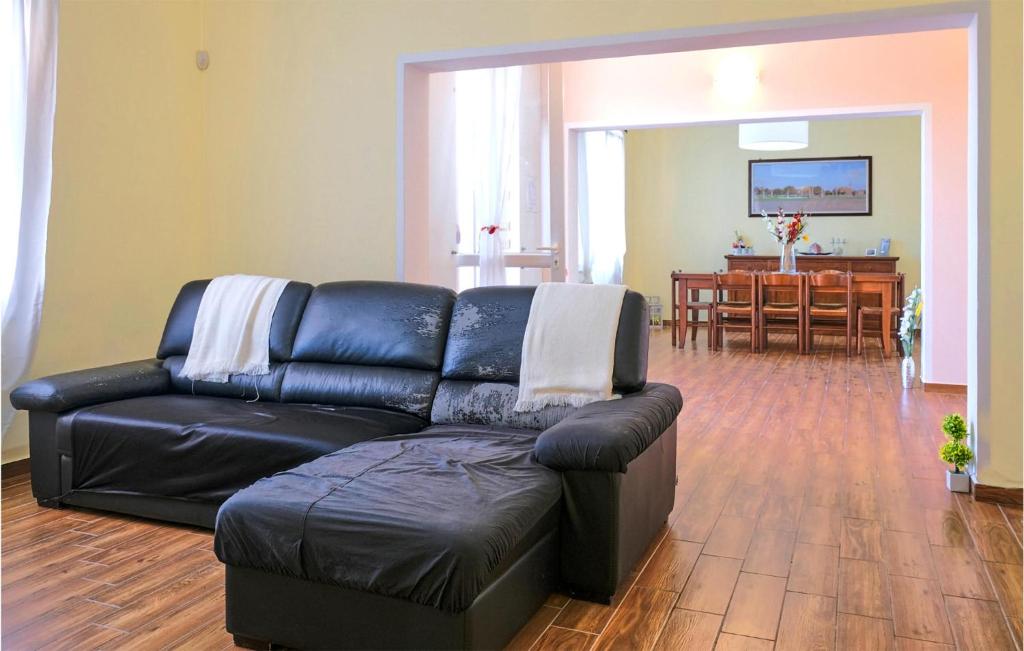 salon ze skórzaną kanapą i jadalnią w obiekcie Casa Marina w mieście Santa Margherita