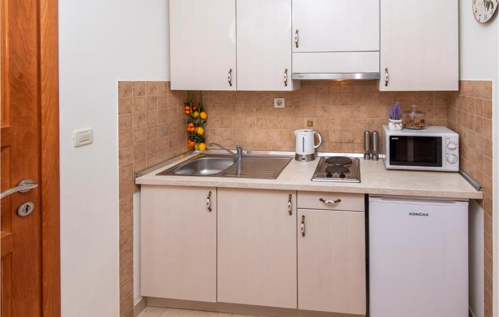 Kuchyň nebo kuchyňský kout v ubytování 1 Bedroom Lovely Apartment In Podstrana
