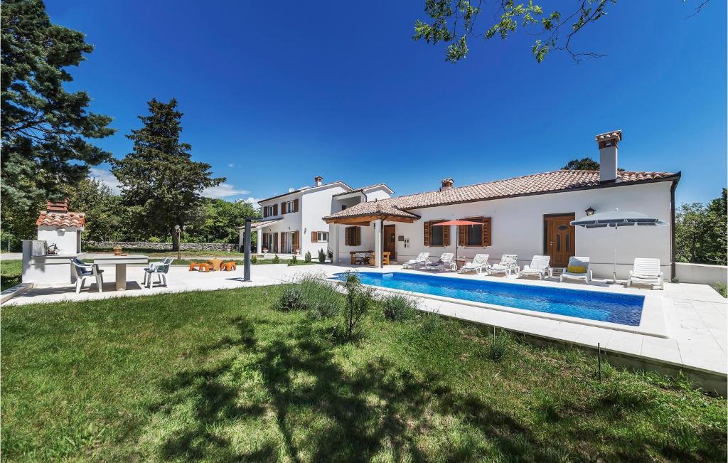 Πισίνα στο ή κοντά στο 6 Bedroom Cozy Home In Labin
