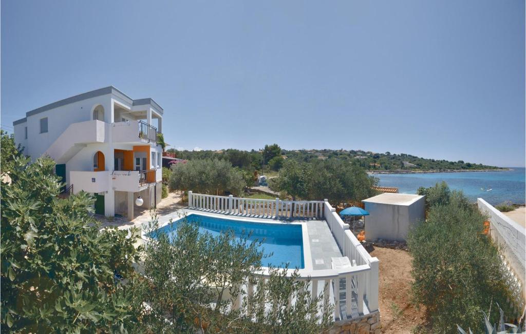Bazén v ubytovaní Nice Apartment In Drvenik Mali alebo v jeho blízkosti