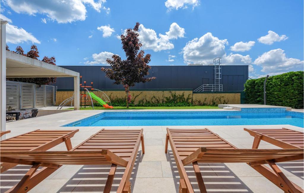 Bazén v ubytování Five-Bedroom Holiday Home In Zminj nebo v jeho okolí