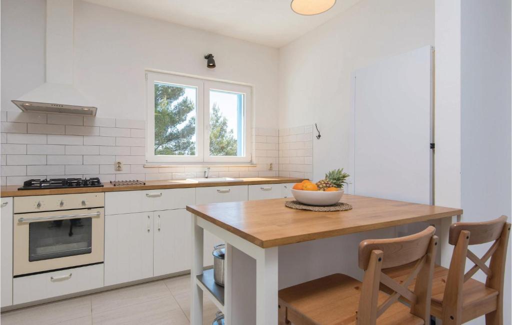 Fotografie z fotogalerie ubytování Three-Bedroom Holiday Home In Zrnovo v destinaci Korčula