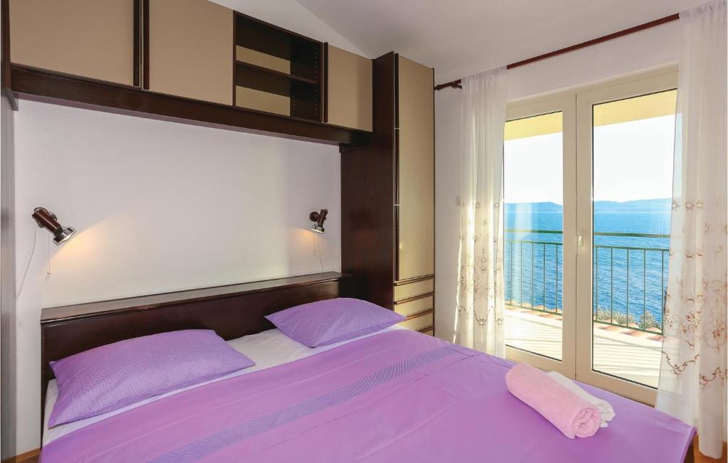 Posteľ alebo postele v izbe v ubytovaní Three-Bedroom Apartment Omis With Sea View 07