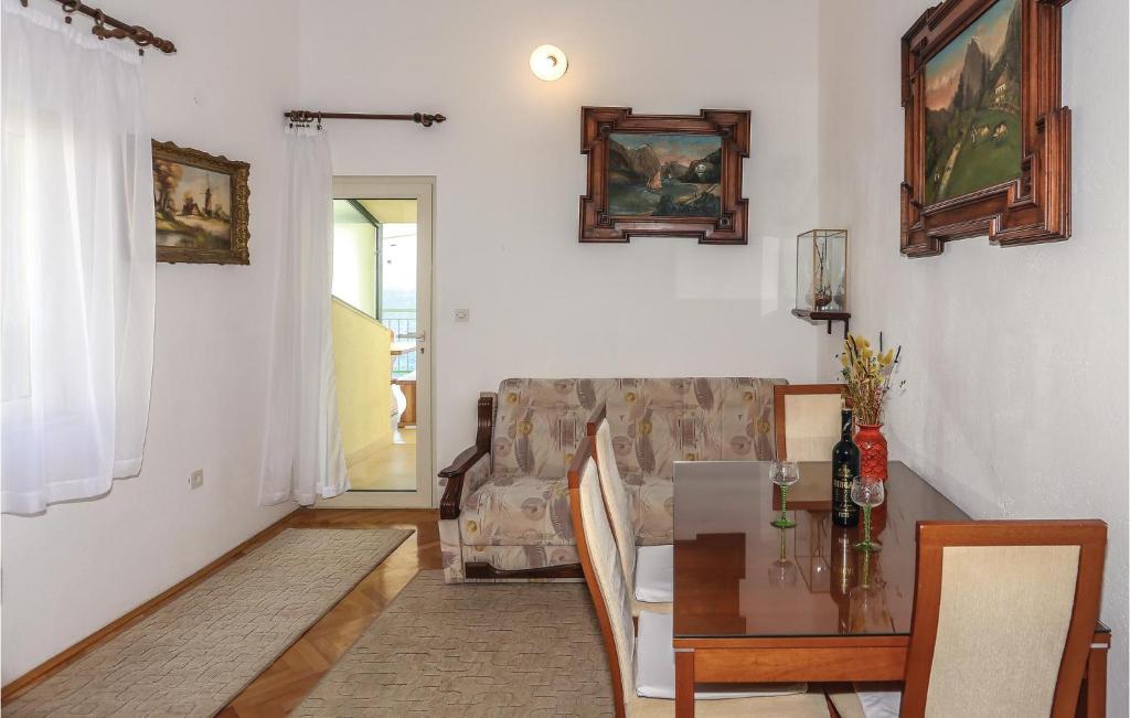 Posedenie v ubytovaní Three-Bedroom Apartment Omis With Sea View 07