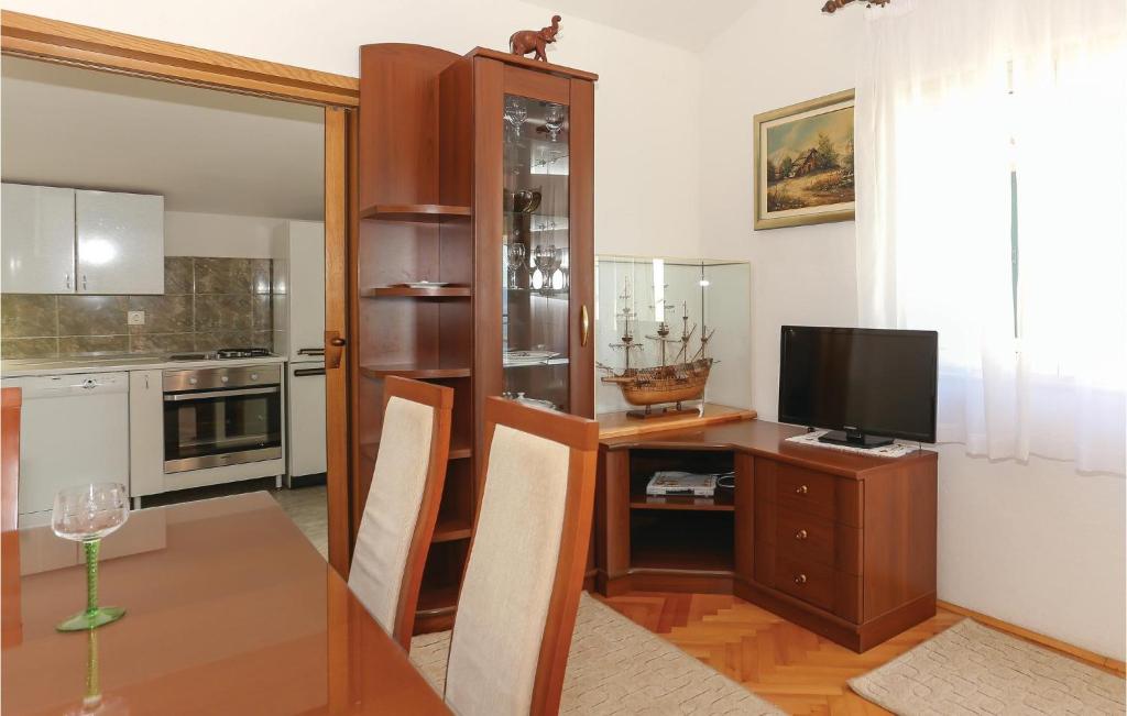 Kuchyňa alebo kuchynka v ubytovaní Three-Bedroom Apartment Omis With Sea View 07