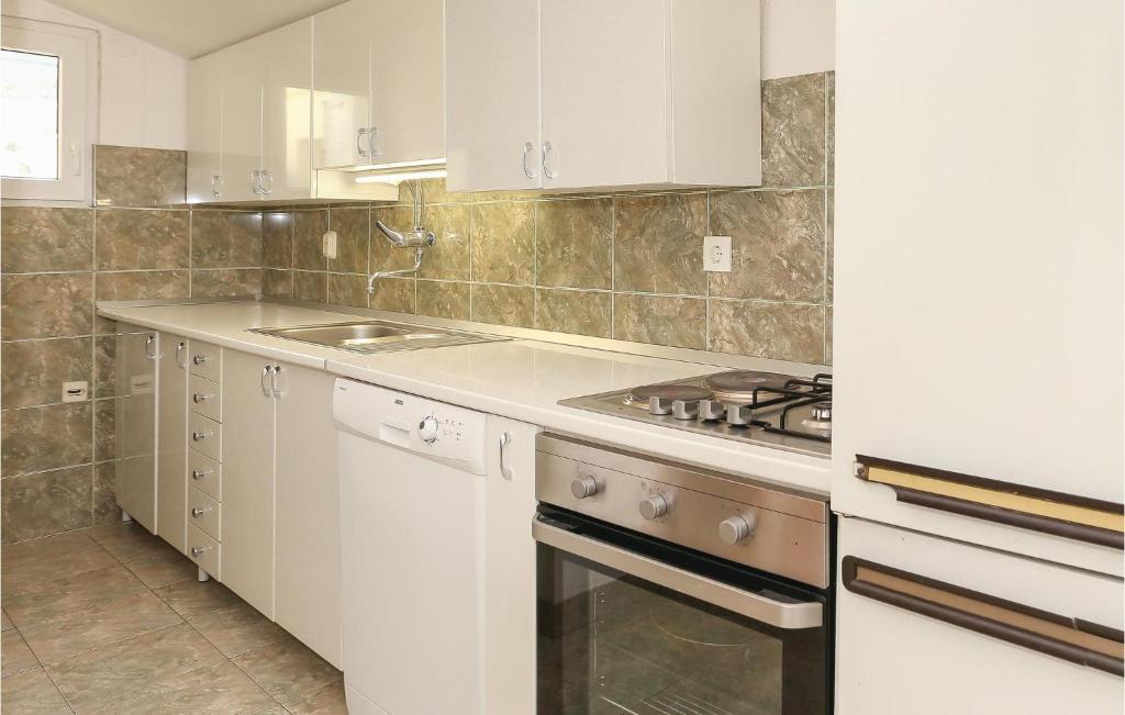 Kuchyňa alebo kuchynka v ubytovaní Three-Bedroom Apartment Omis With Sea View 07