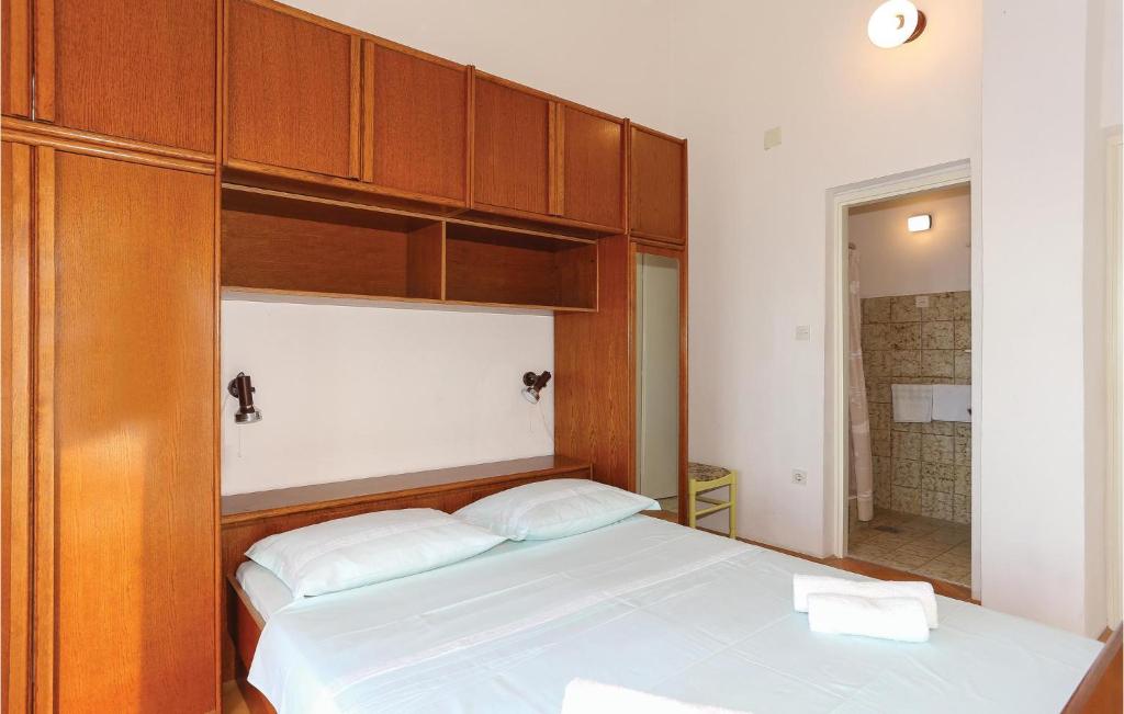 Posteľ alebo postele v izbe v ubytovaní Three-Bedroom Apartment Omis With Sea View 07