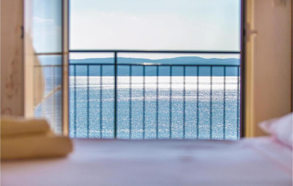 Posteľ alebo postele v izbe v ubytovaní Three-Bedroom Apartment Omis With Sea View 07