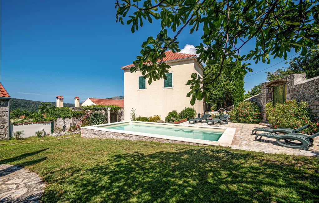Bazén v ubytovaní Awesome Home In Kuna Peljeska With Wifi alebo v jeho blízkosti