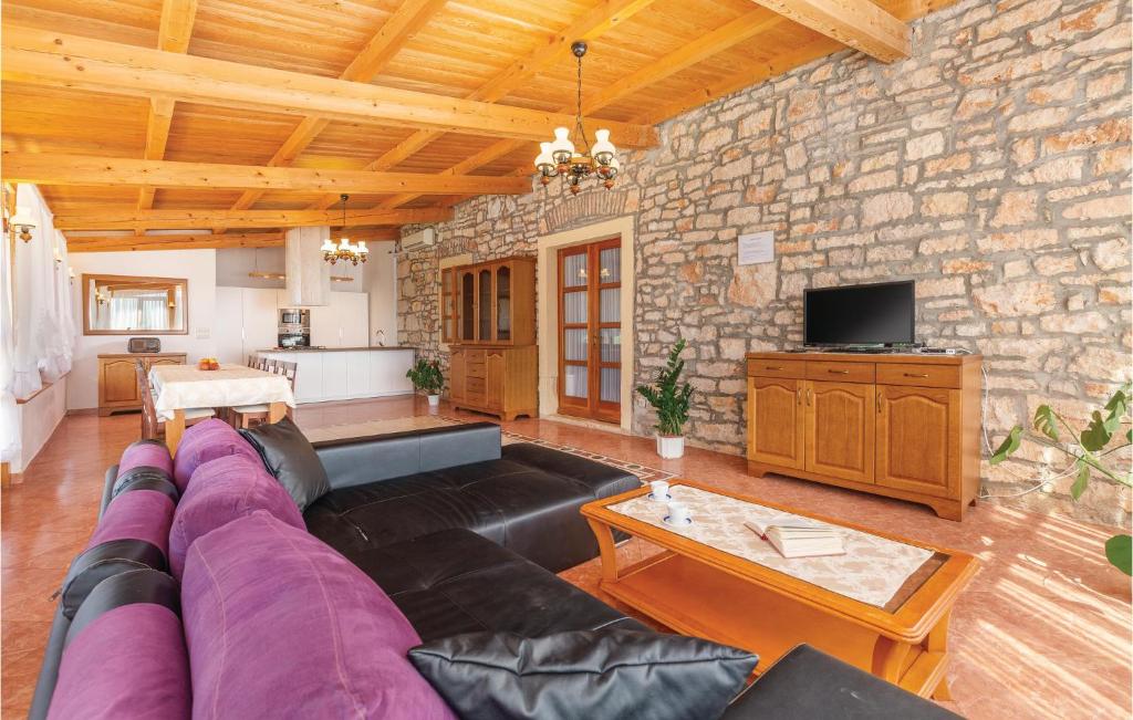 Televízia a/alebo spoločenská miestnosť v ubytovaní Awesome Home In Rovinj