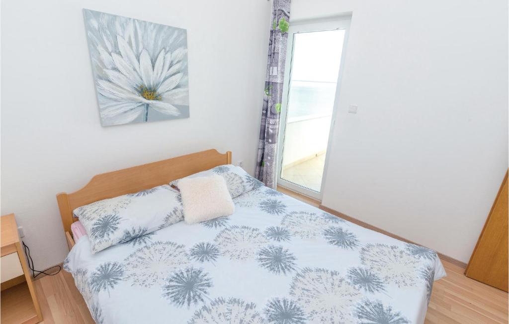 Postel nebo postele na pokoji v ubytování 1 Bedroom Awesome Apartment In Povljana