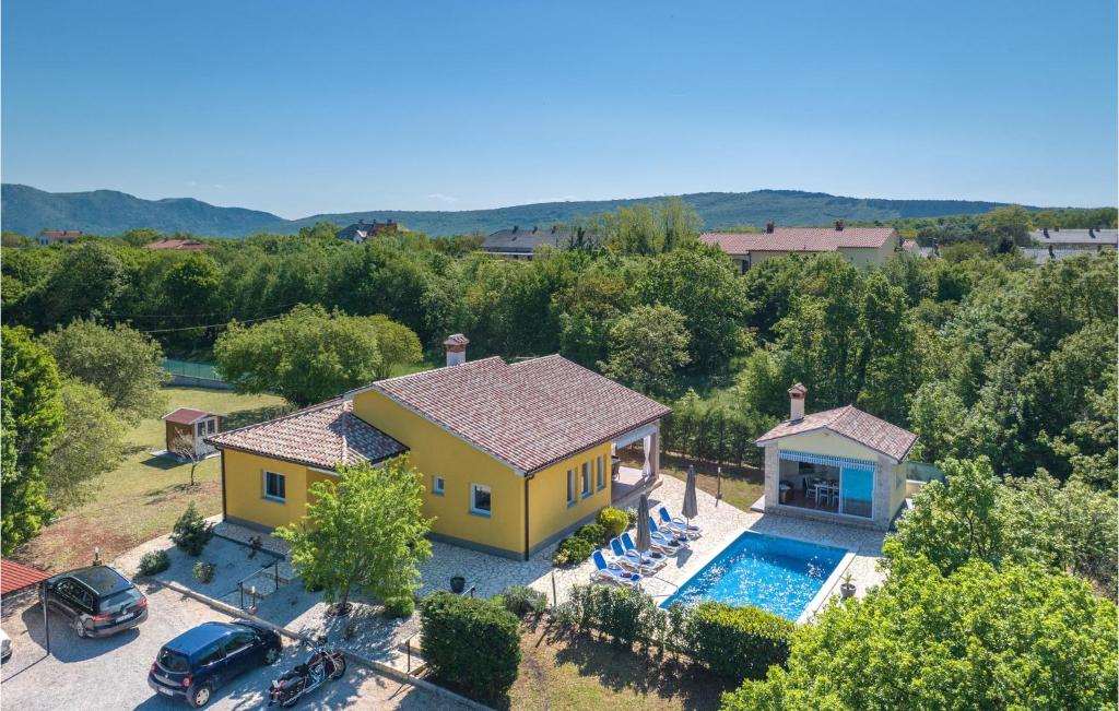 z góry widok na dom z basenem w obiekcie Holiday Home Strmac 25 With Outdoor Swimmingpool w mieście Strmac