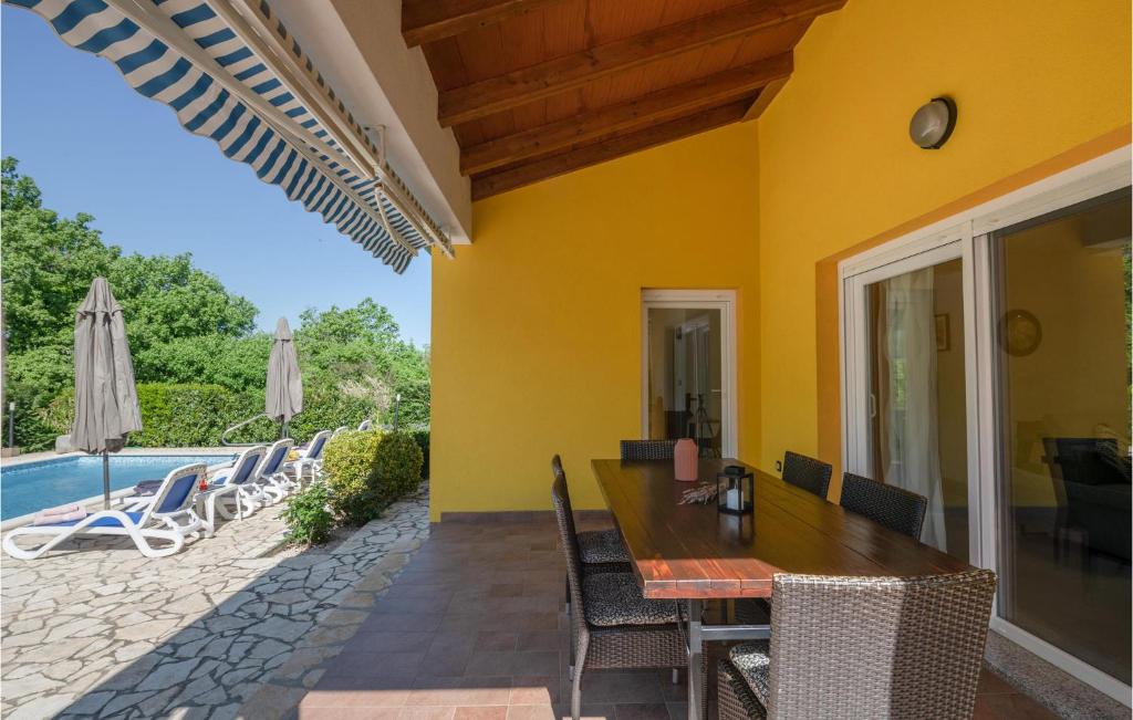 Basen w obiekcie Holiday Home Strmac 25 With Outdoor Swimmingpool lub w pobliżu