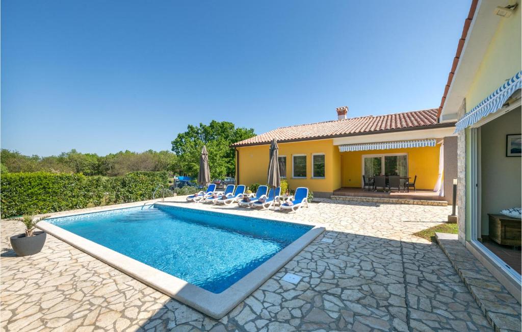 Basen w obiekcie Holiday Home Strmac 25 With Outdoor Swimmingpool lub w pobliżu