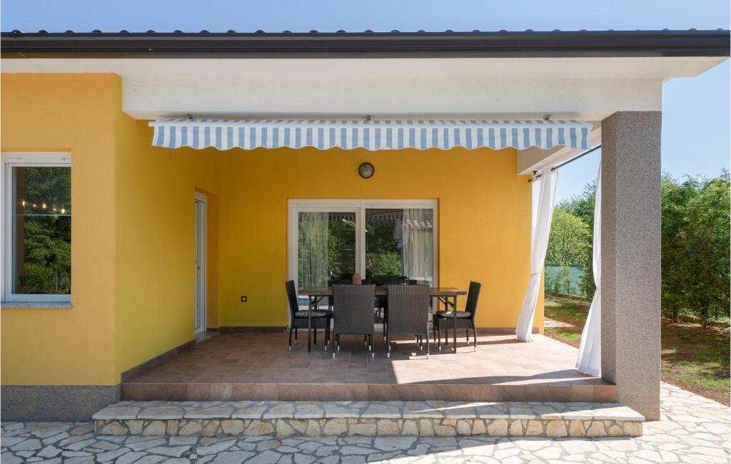 Patio lub wspólna przestrzeń na świeżym powietrzu w obiekcie Holiday Home Strmac 25 With Outdoor Swimmingpool