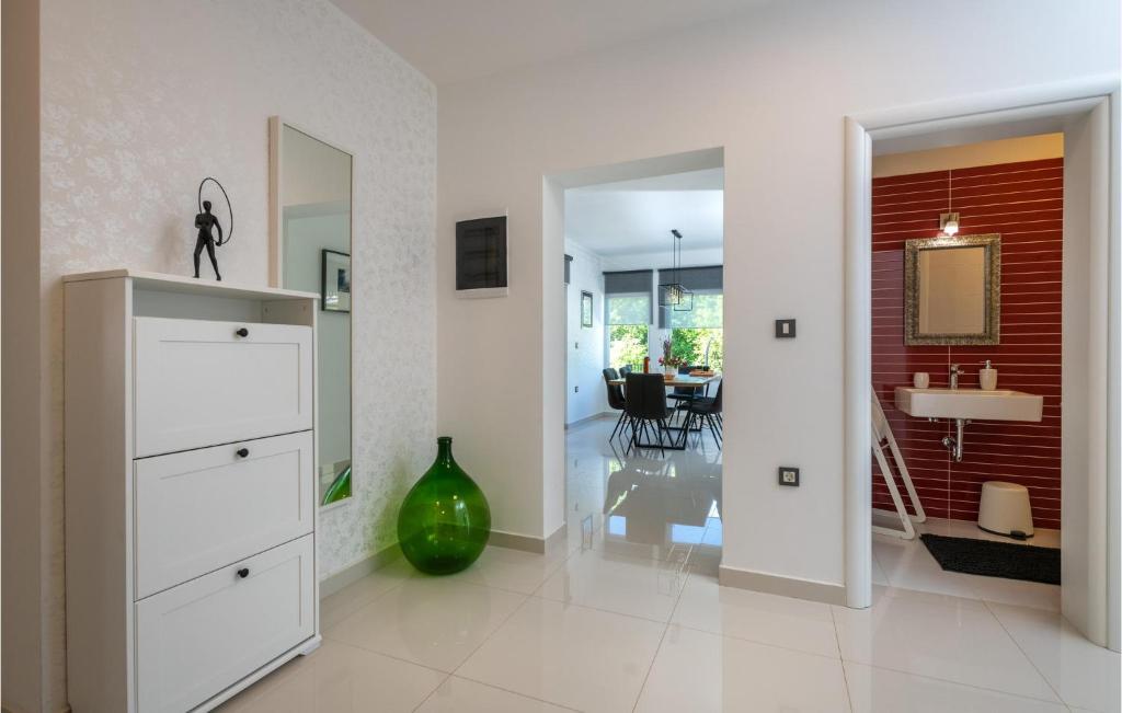 Kuchnia lub aneks kuchenny w obiekcie Holiday Home Strmac 25 With Outdoor Swimmingpool