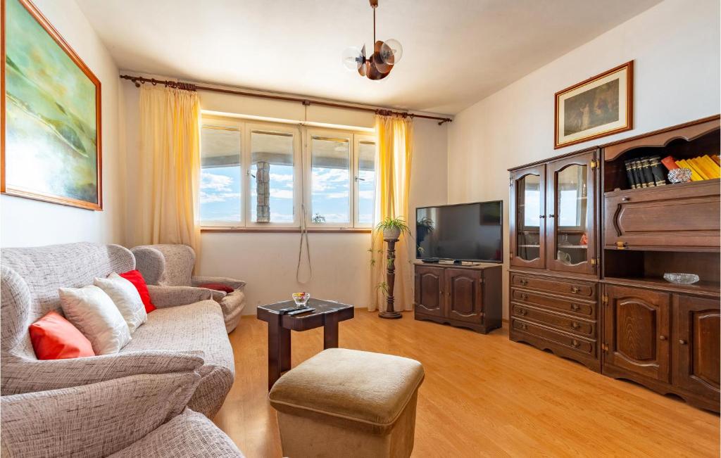 salon z kanapą i telewizorem w obiekcie Apartment Prizba - 05 w mieście Prižba