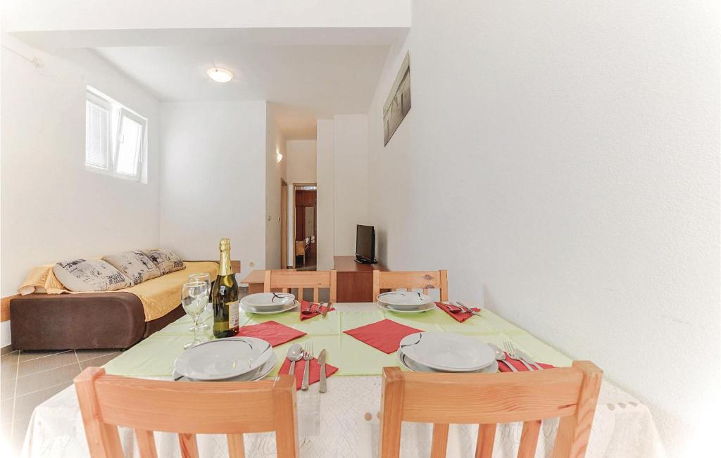 Posezení v ubytování 1 Bedroom Amazing Apartment In Biograd
