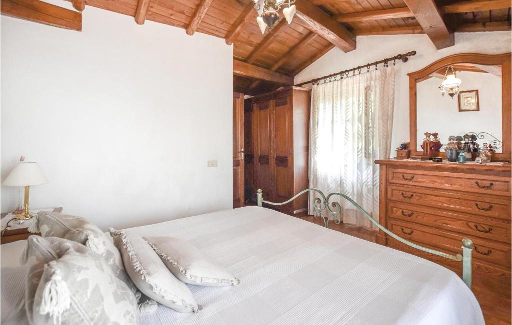 Łóżko lub łóżka w pokoju w obiekcie Nice Home In Camaiore With Wifi