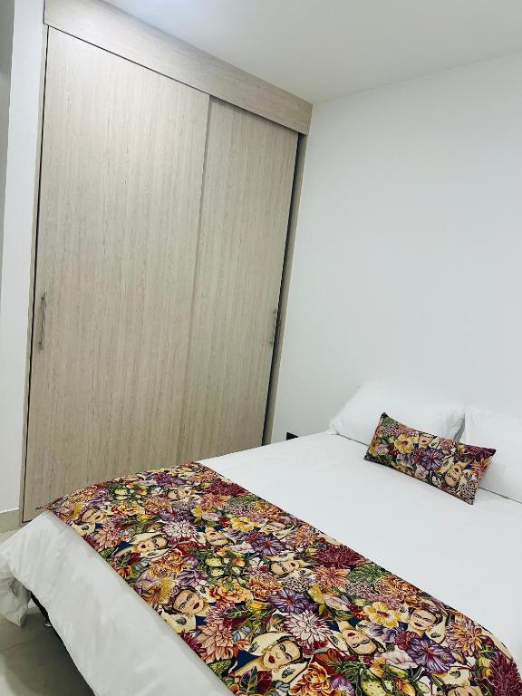 a bedroom with a bed and a closet at Encantador y acogedor Apartamento in Filandia