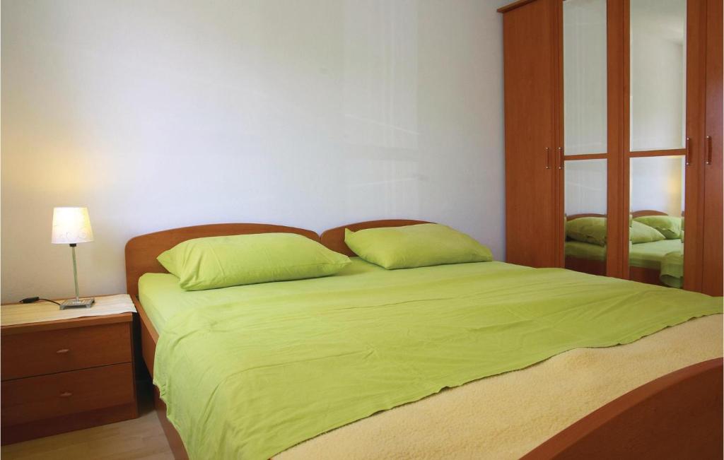Łóżko lub łóżka w pokoju w obiekcie Apartment Komoseva I