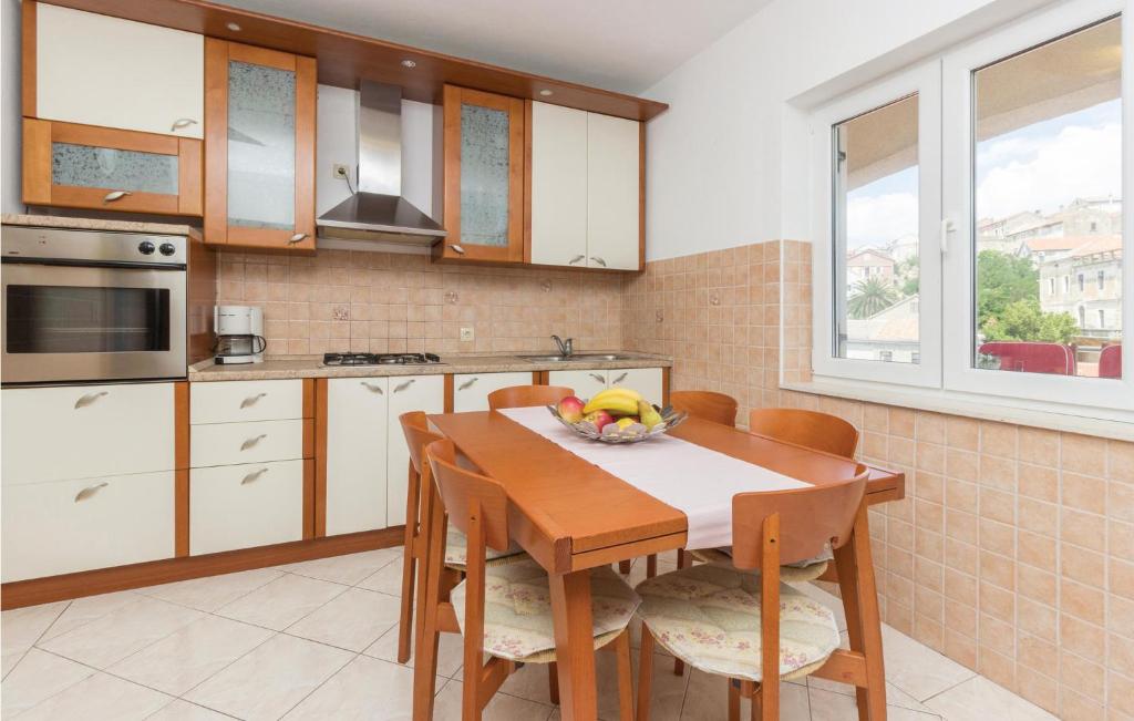 Kuchnia lub aneks kuchenny w obiekcie Apartment Komoseva I