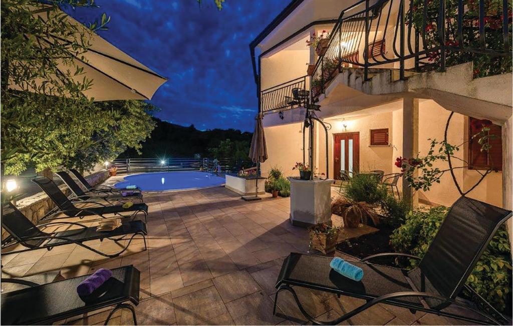 Basen w obiekcie 2 Bedroom Beautiful Apartment In Labin lub w pobliżu
