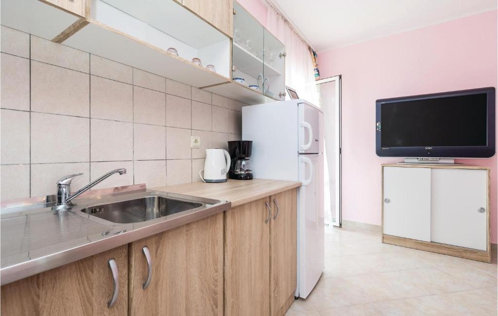 Kuchyňa alebo kuchynka v ubytovaní Gorgeous Apartment In Matulji With Wifi