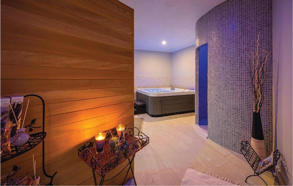 Posteľ alebo postele v izbe v ubytovaní Cozy Apartment In Labin With Sauna