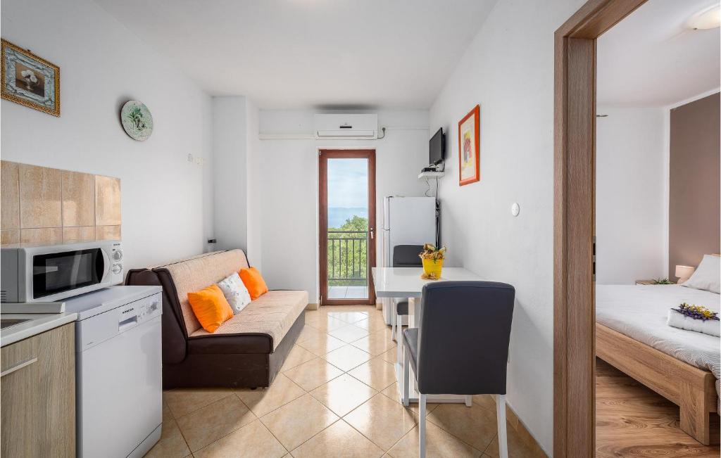 Kuchyňa alebo kuchynka v ubytovaní Cozy Apartment In Labin With Sauna