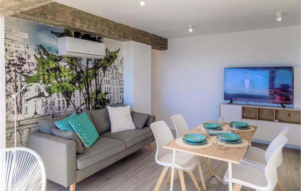 Televízia a/alebo spoločenská miestnosť v ubytovaní Beautiful Apartment In Oropesa Del Mar