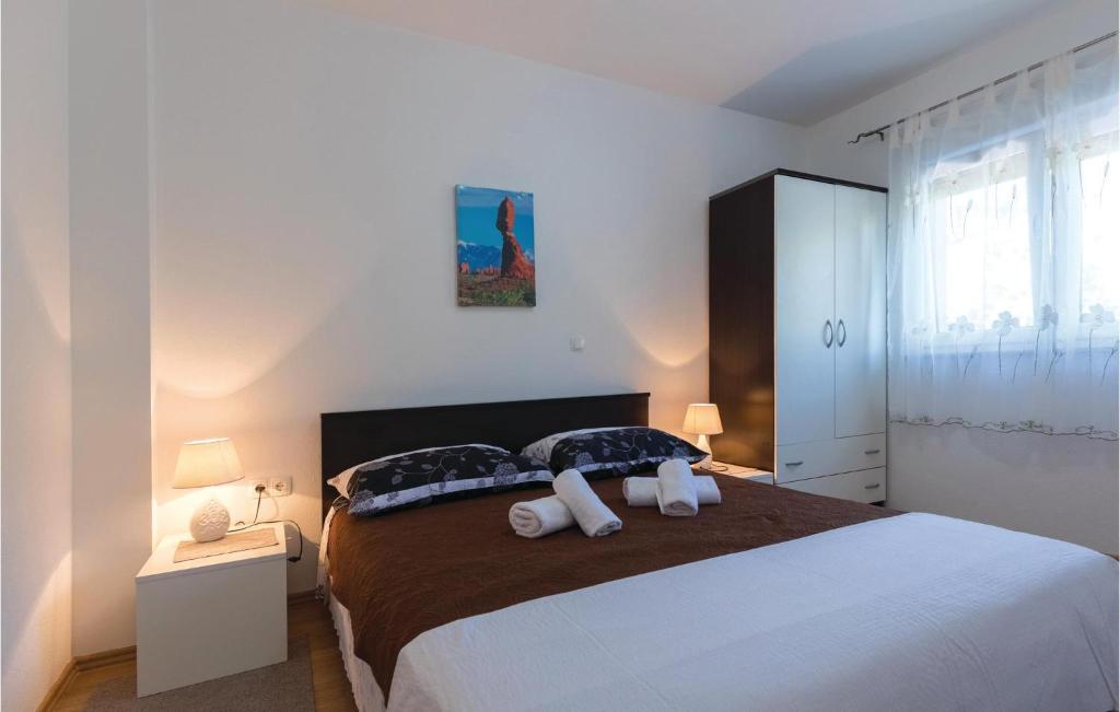 Postel nebo postele na pokoji v ubytování One-Bedroom Apartment Klek With Sea View 07