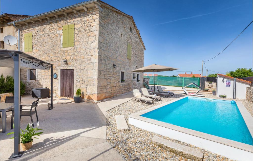 Πισίνα στο ή κοντά στο Two-Bedroom Holiday Home In Svetvincenat