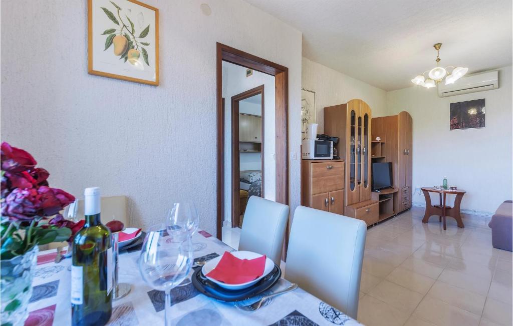 Kuchyň nebo kuchyňský kout v ubytování One-Bedroom Apartment In Gajana