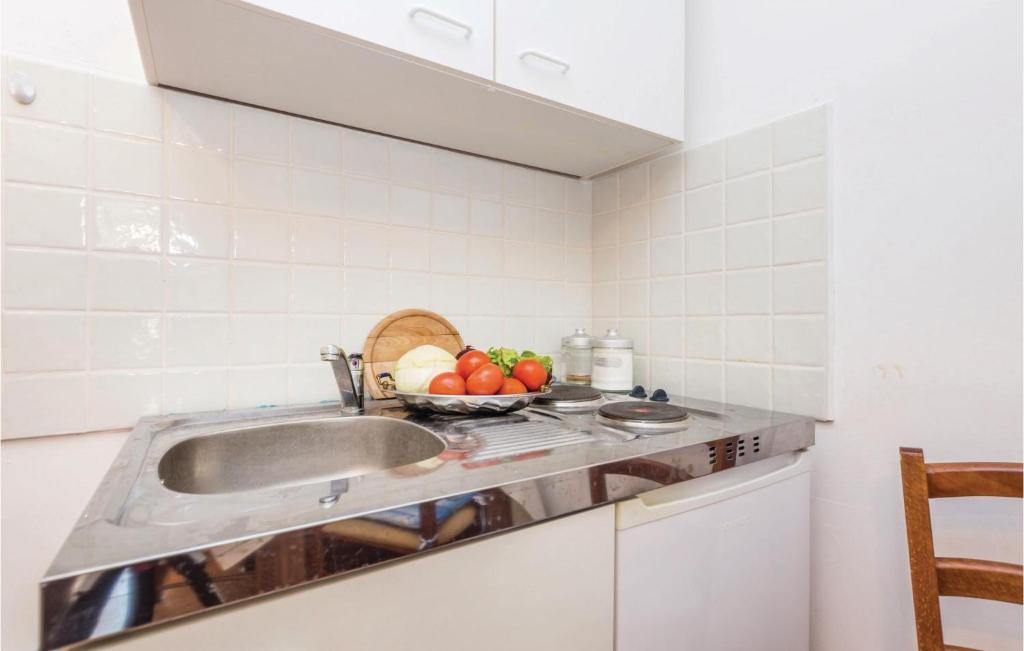 Kuchyňa alebo kuchynka v ubytovaní 1 Bedroom Nice Apartment In Senj