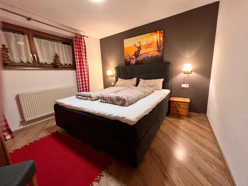 A bed or beds in a room at Ferienwohnung Steinbock Terrasse, Gartensauna, Garten, Grillplatz