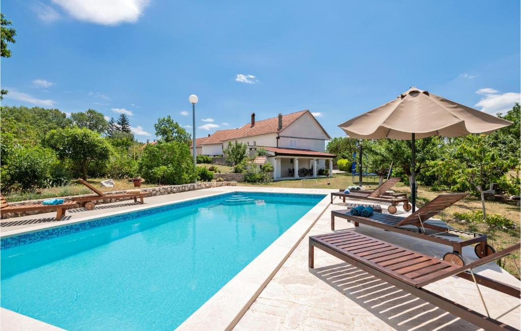 Three-Bedroom Holiday Home In Vinjani Gornji
