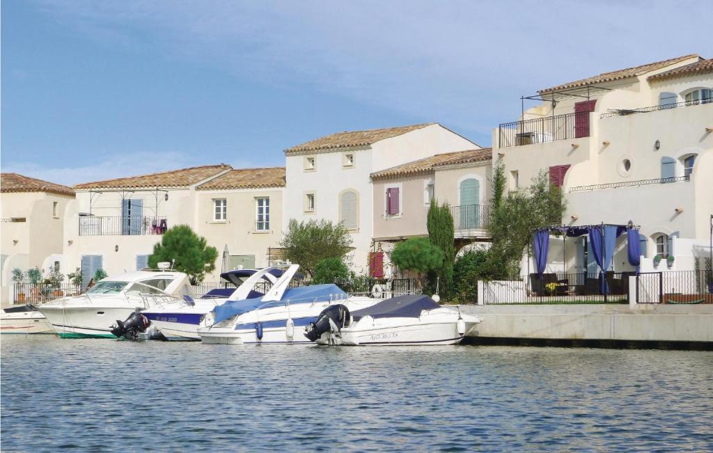 un groupe de bateaux garés dans l'eau près des bâtiments dans l'établissement 3 Bedroom Lovely Home In Aigues-Mortes, à Aigues-Mortes