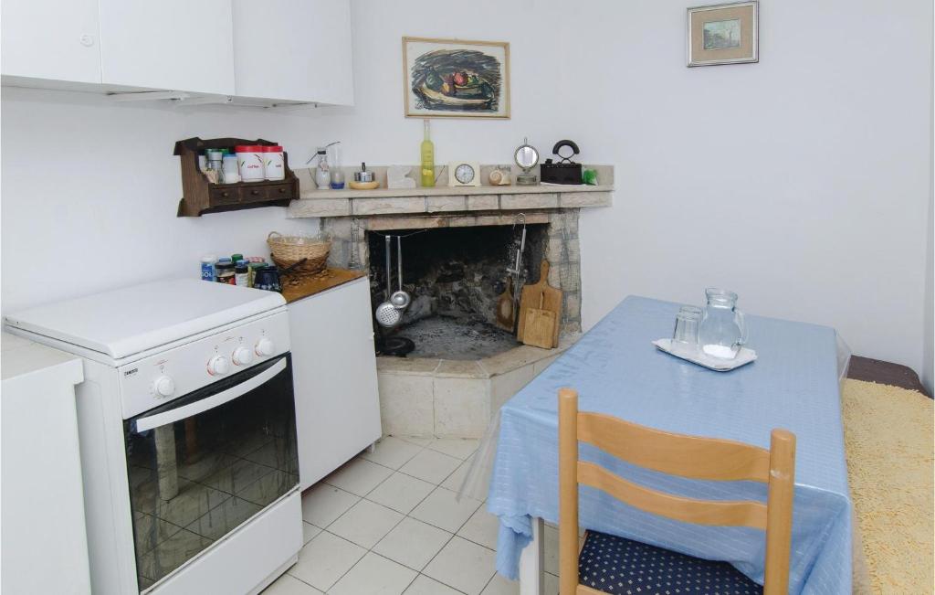 Kuchyňa alebo kuchynka v ubytovaní Holiday Home Prapatna Bb I