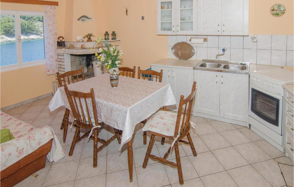 Kuchyňa alebo kuchynka v ubytovaní Holiday Home Prapatna Bb I