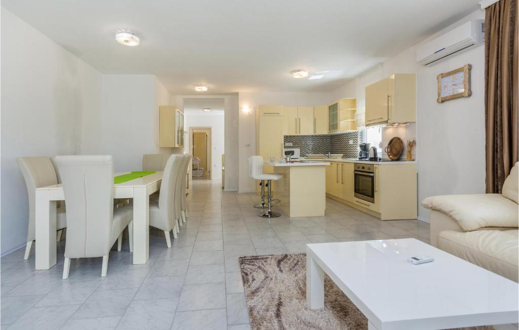 Kuchnia lub aneks kuchenny w obiekcie Four-Bedroom Holiday Home In Perci