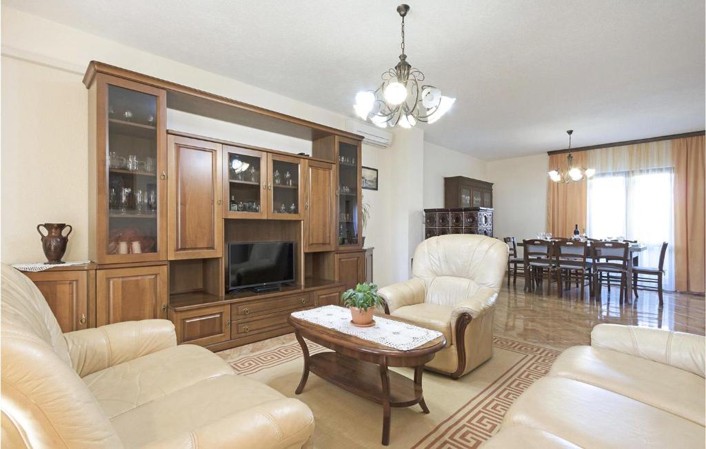 salon z krzesłami, telewizorem i stołem w obiekcie Nice Apartment In Pula With Kitchen w Puli