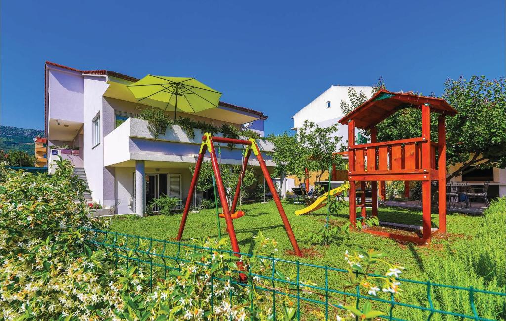 Ο χώρος παιχνιδιού για παιδιά στο Three-Bedroom Apartment Kastel Kambelovac With Sea View 01