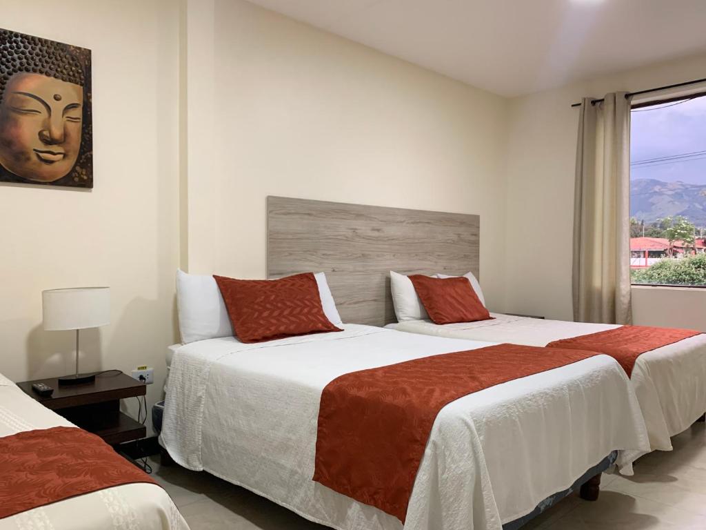 Postel nebo postele na pokoji v ubytování Hotel Las Mercedes Airport-Quito